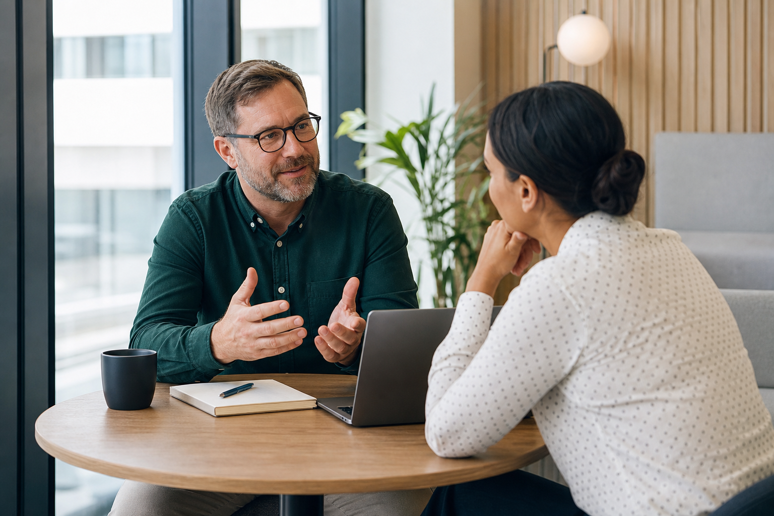 Manager and employee having a supportive feedback conversation in an office